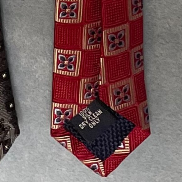 Bundle of 4. 3 Made in Italy and 1 Made in the USA 100% Silk Neckties. - Picture 13 of 13